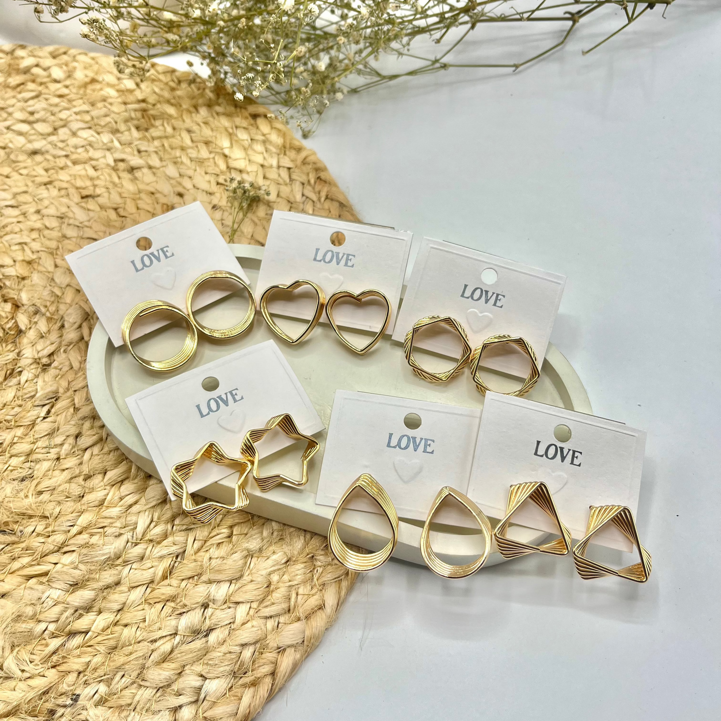 Simple daily Wear Style Twist Geometric Alloy Gold Plated Women's Stud Earrings
