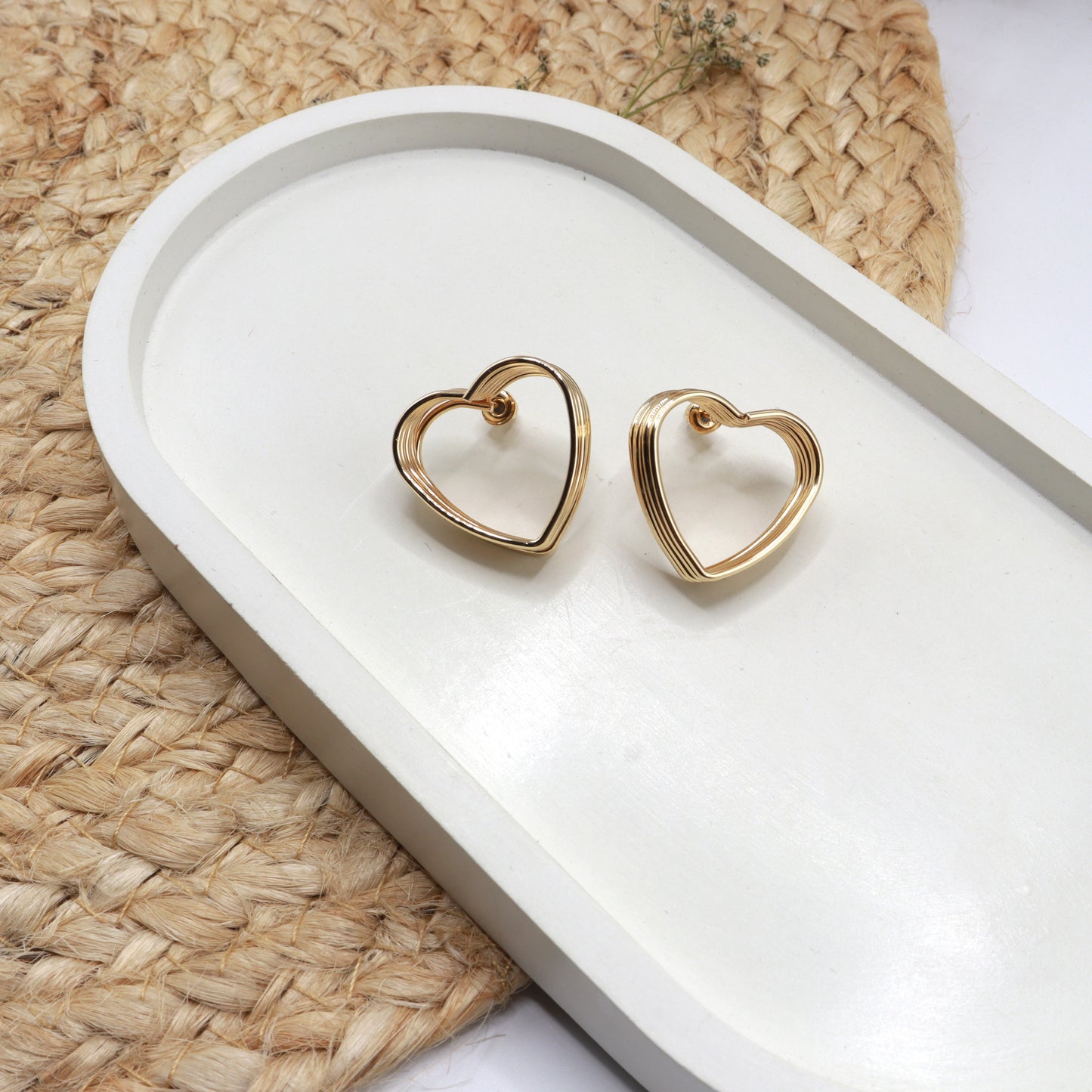 Simple daily Wear Style Twist Geometric Alloy Gold Plated Women's Stud Earrings