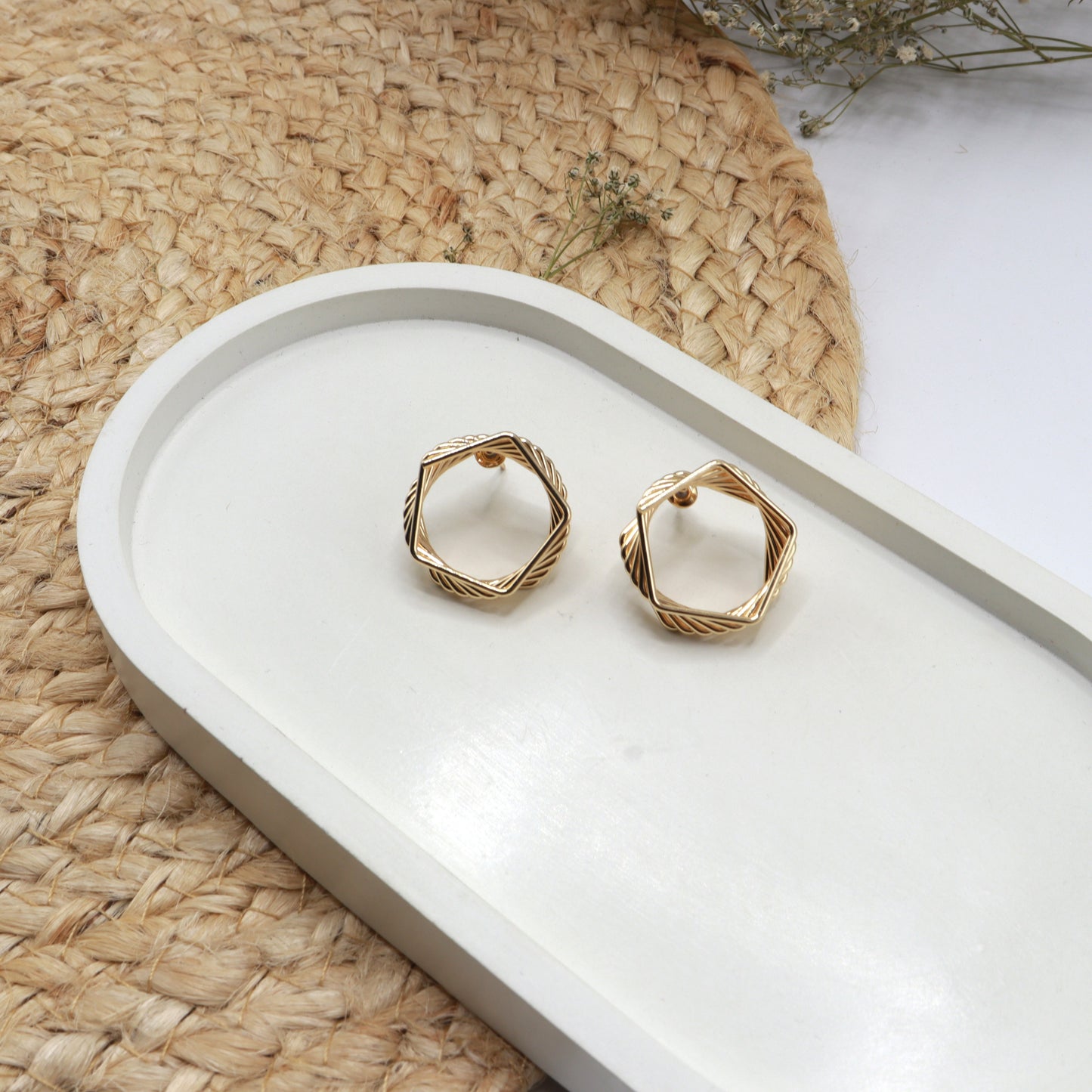 Simple daily Wear Style Twist Geometric Alloy Gold Plated Women's Stud Earrings