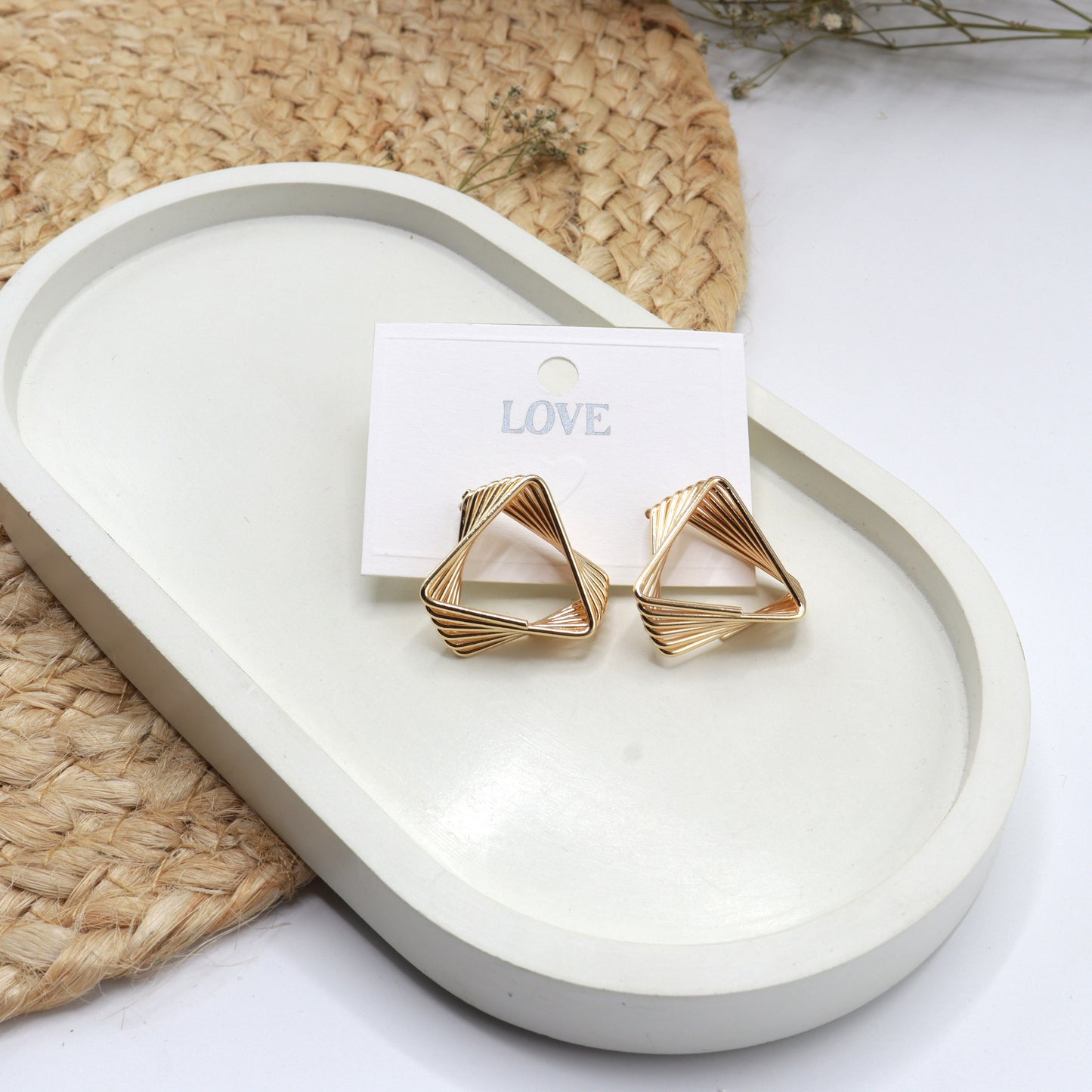 Simple daily Wear Style Twist Geometric Alloy Gold Plated Women's Stud Earrings