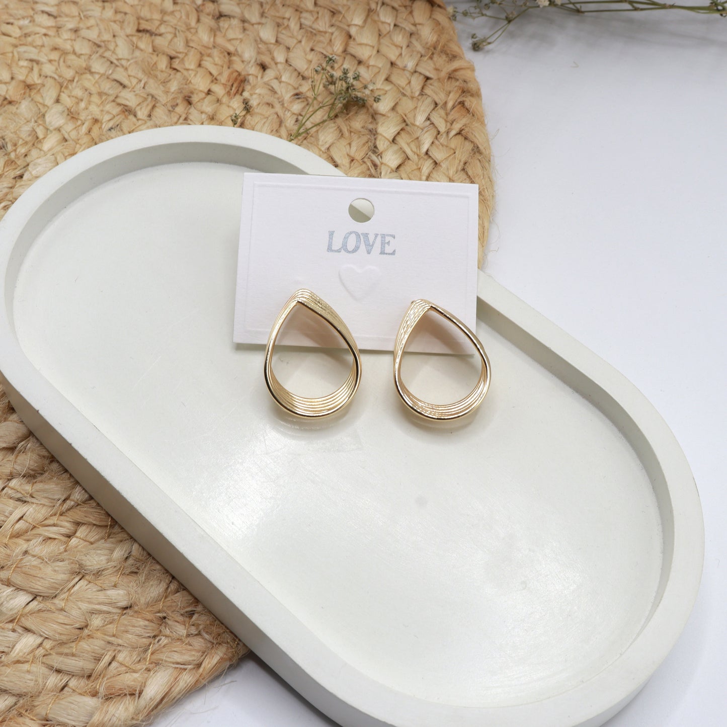Simple daily Wear Style Twist Geometric Alloy Gold Plated Women's Stud Earrings