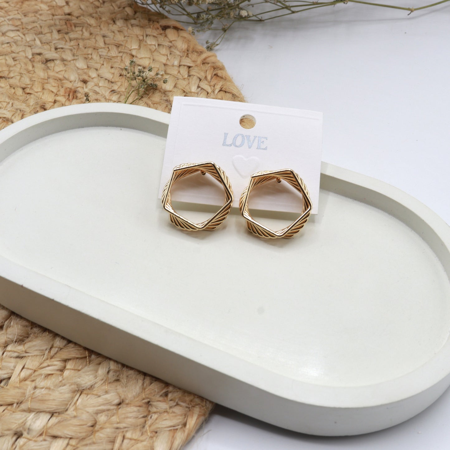 Simple daily Wear Style Twist Geometric Alloy Gold Plated Women's Stud Earrings