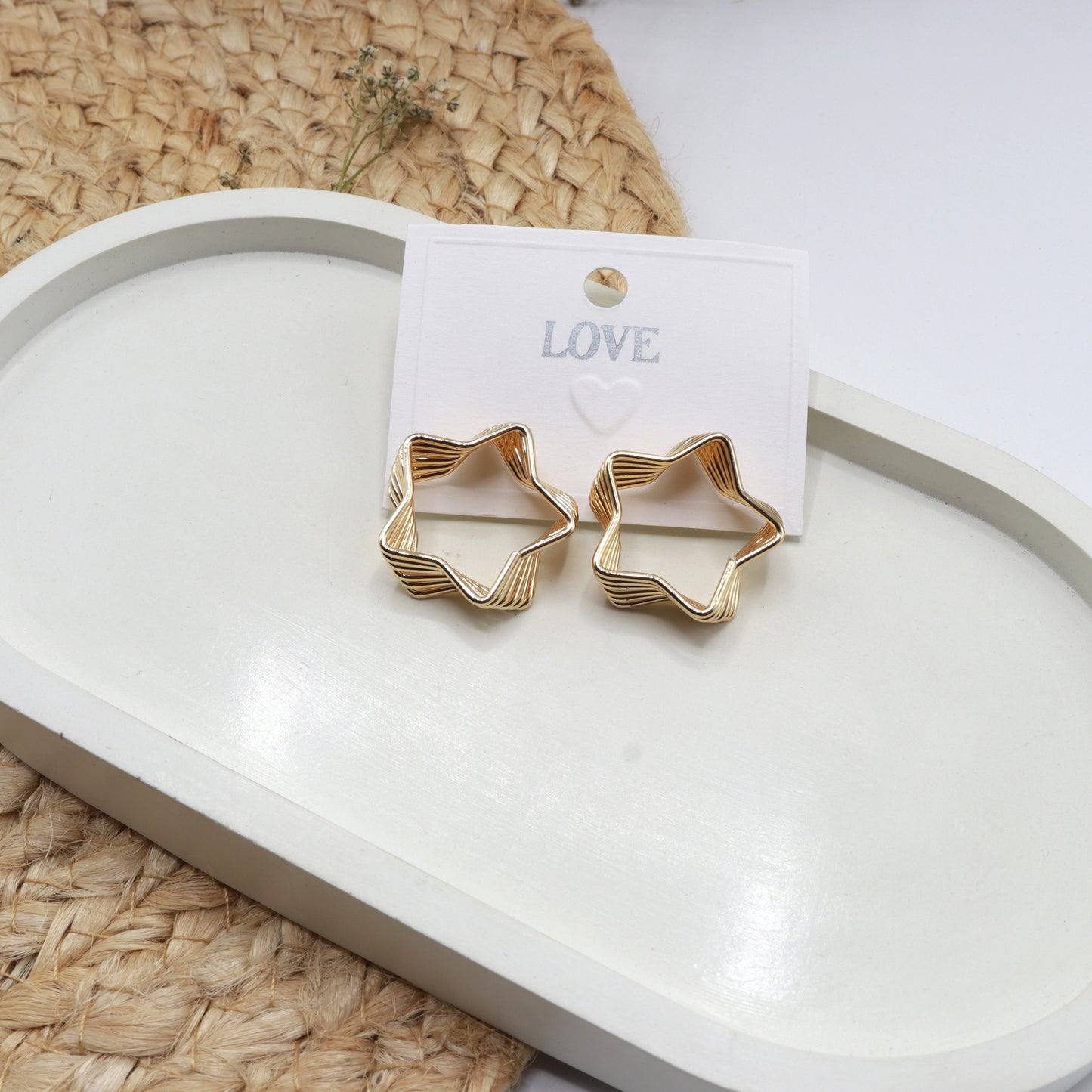 Simple daily Wear Style Twist Geometric Alloy Gold Plated Women's Stud Earrings