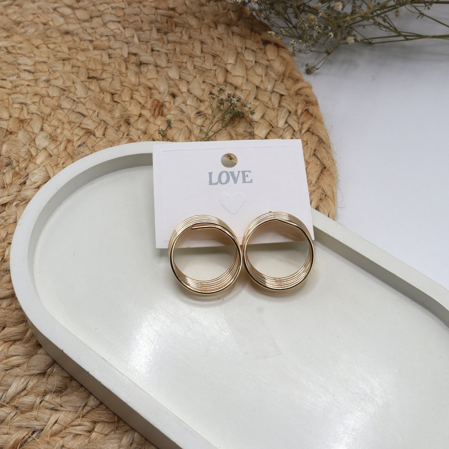 Simple daily Wear Style Twist Geometric Alloy Gold Plated Women's Stud Earrings