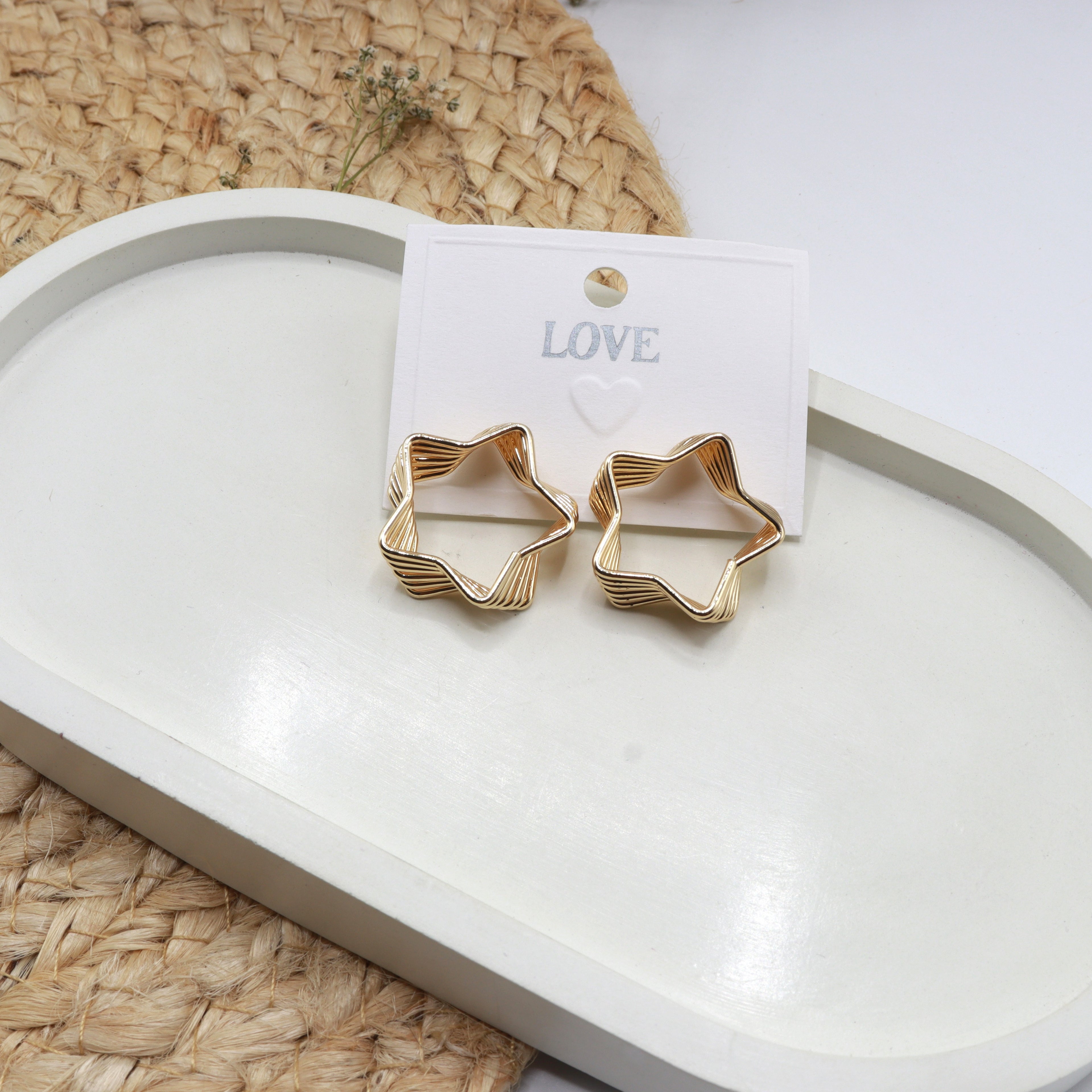 Simple daily Wear Style Twist Geometric Alloy Gold Plated Women's Stud Earrings