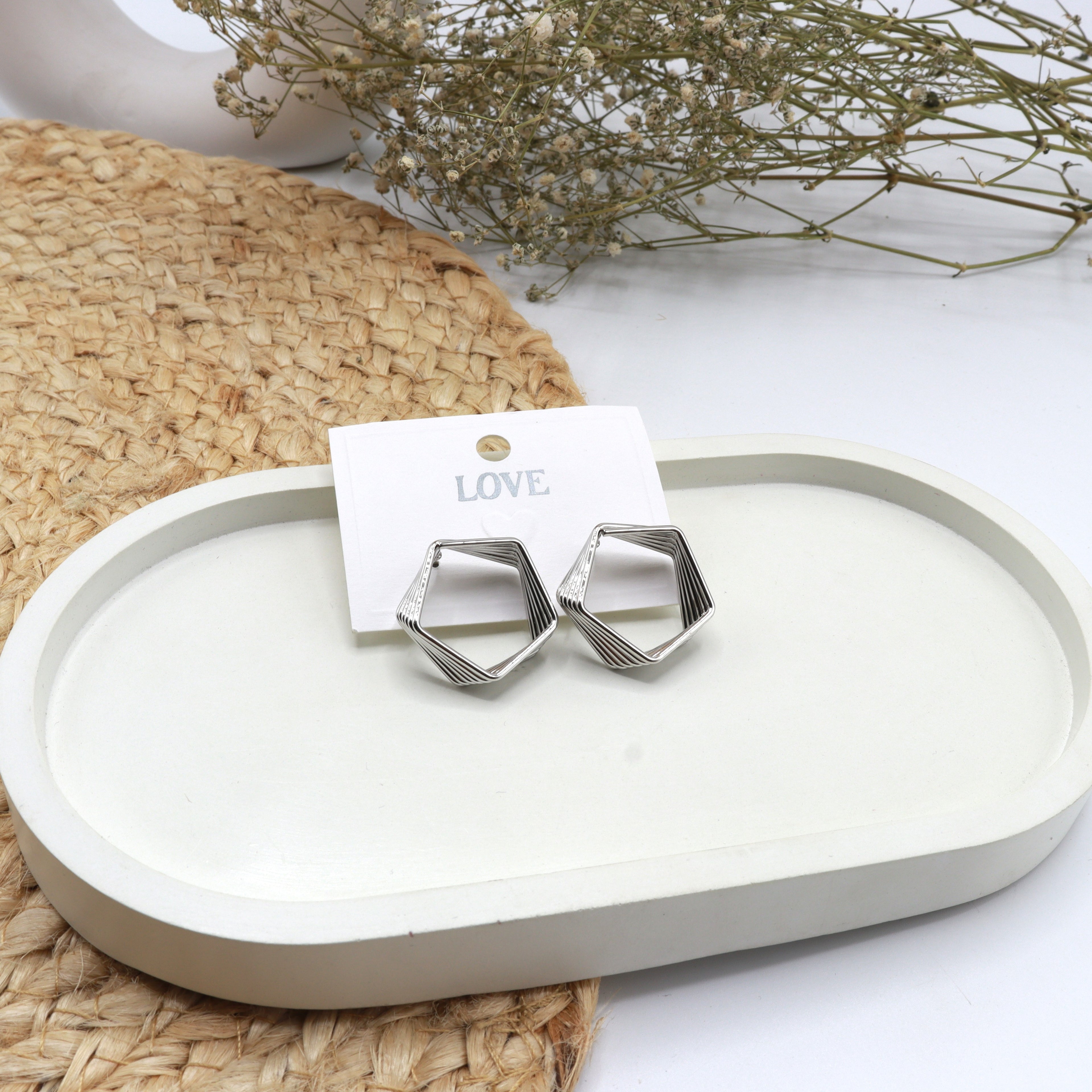 Simple daily Wear Style Twist Geometric Alloy Silver Plated Women's Stud Earrings