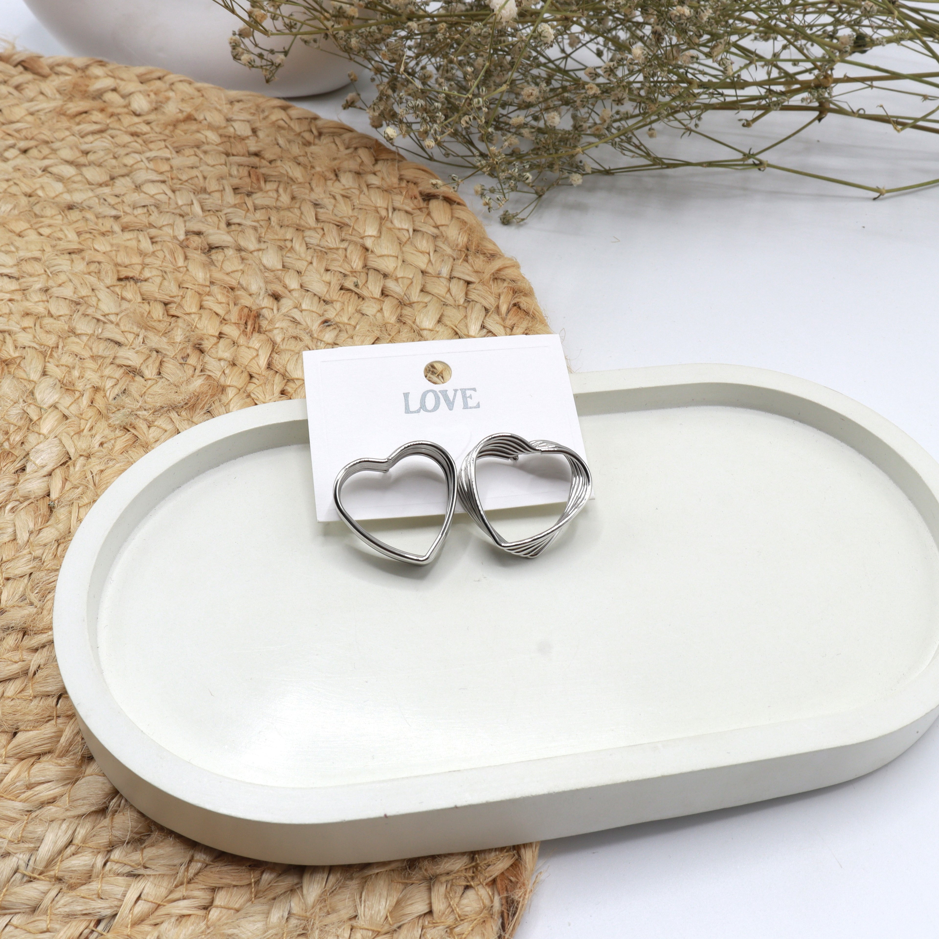 Simple daily Wear Style Twist Geometric Alloy Silver Plated Women's Stud Earrings