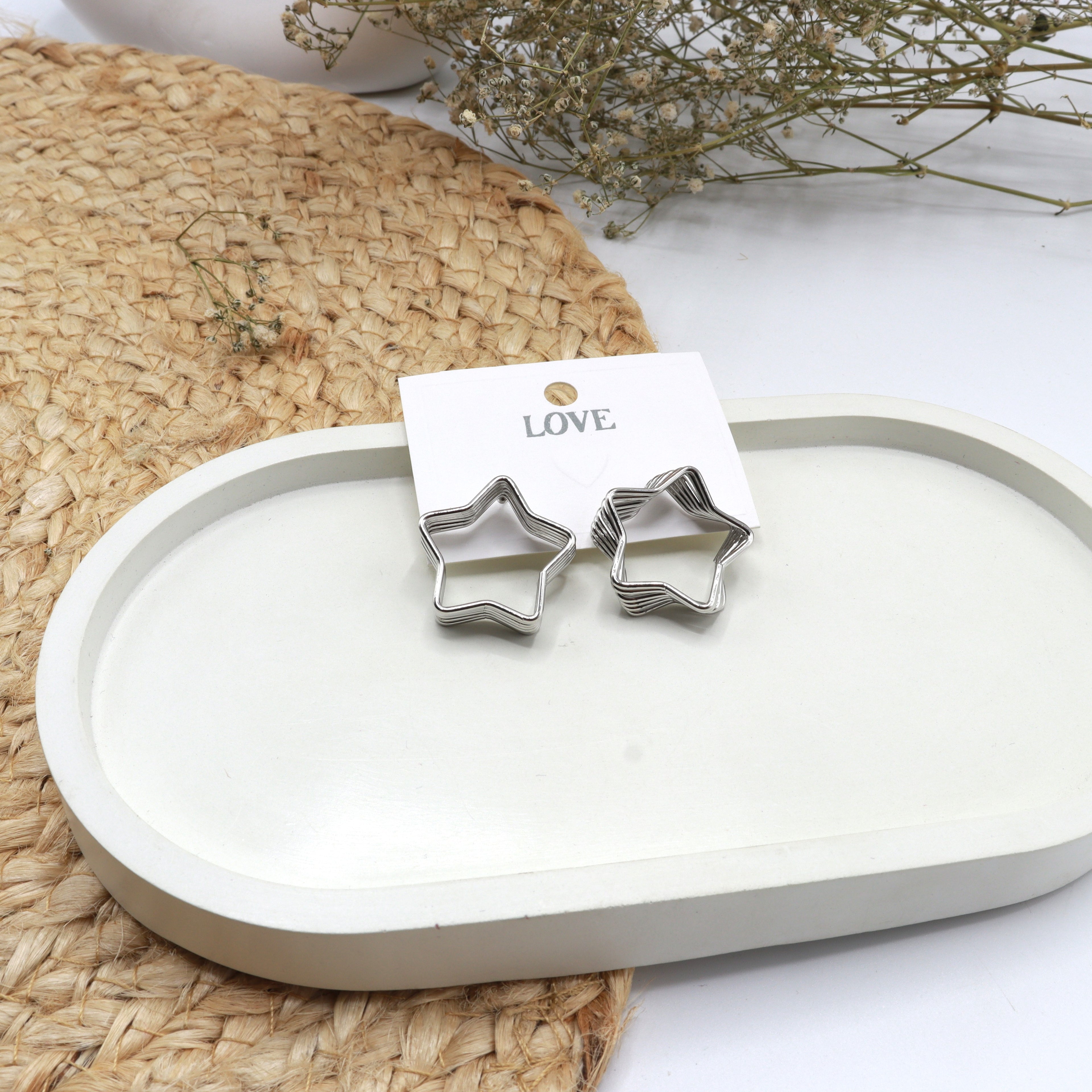 Simple daily Wear Style Twist Geometric Alloy Silver Plated Women's Stud Earrings