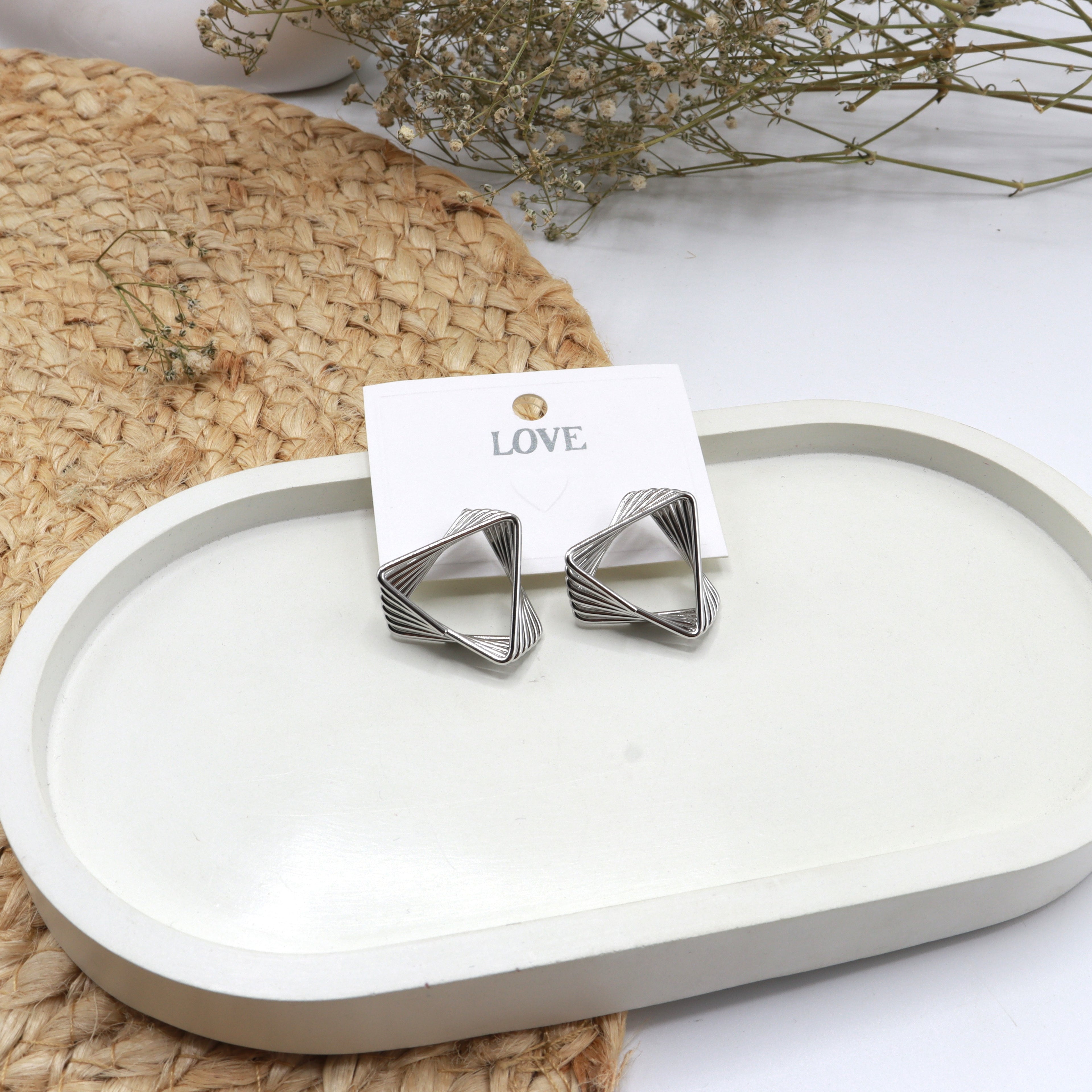 Simple daily Wear Style Twist Geometric Alloy Silver Plated Women's Stud Earrings